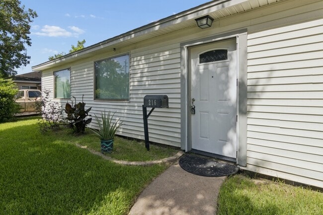 Building Photo - 216 Bearle St