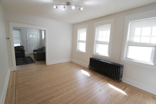 Building Photo - 804 W 21st St