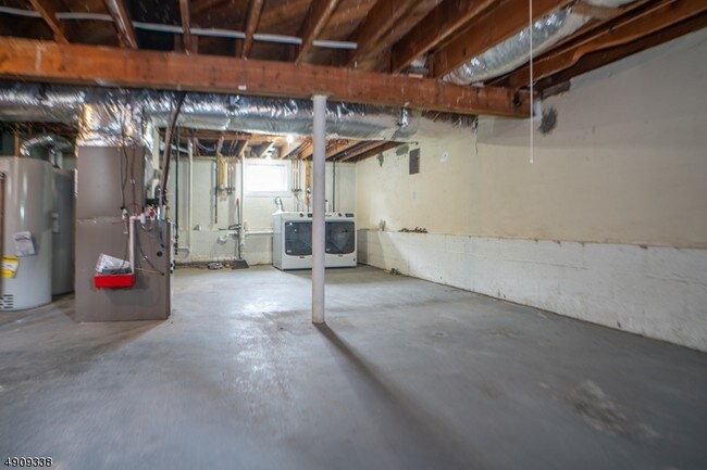 Building Photo - 976 Roosevelt Ave