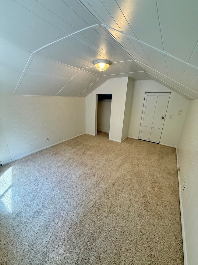 Building Photo - 3 bed 1 one bath house with yard