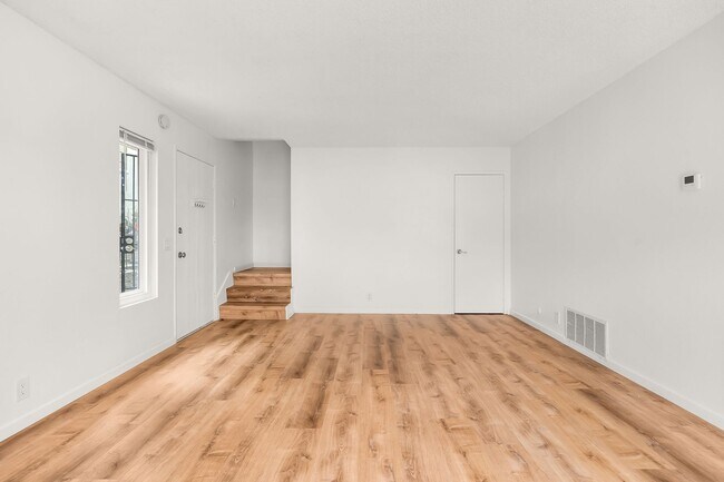 Foto del edificio - Fully Renovated 3-Bedroom Home in the South Bay Townhomes Community!