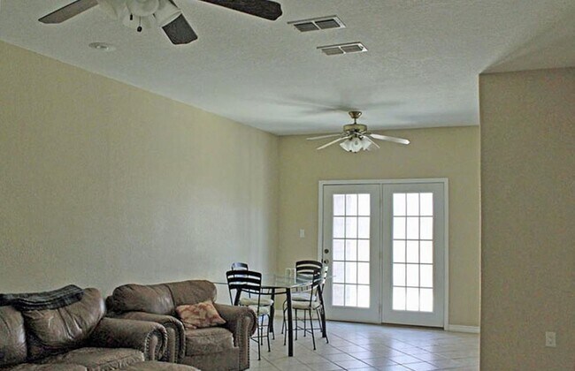 Foto del edificio - 603 E 8th St