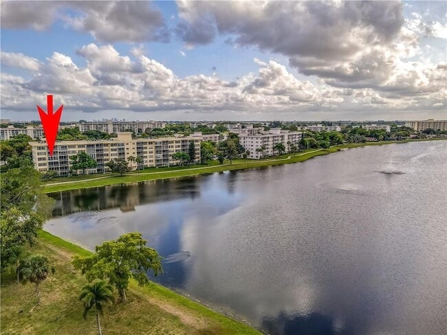 Building Photo - 2751 N Palm Aire Dr