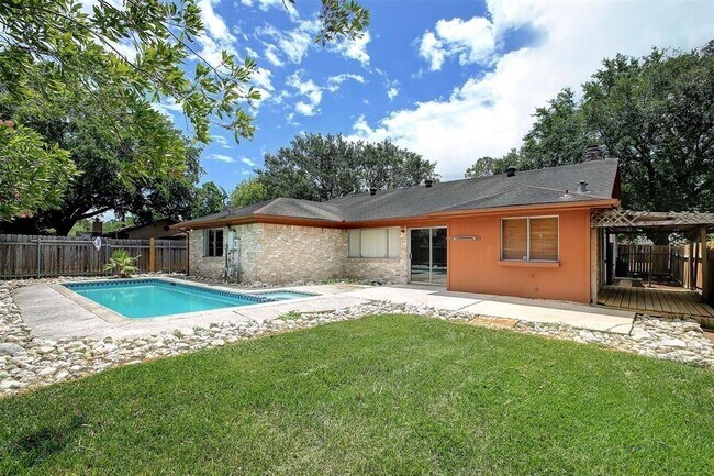 Foto del edificio - 15703 Spring Forest Dr