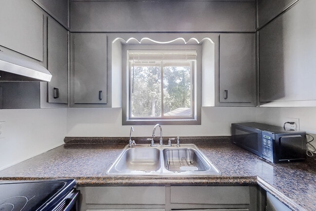 Building Photo - 1395 Stoneham Ct