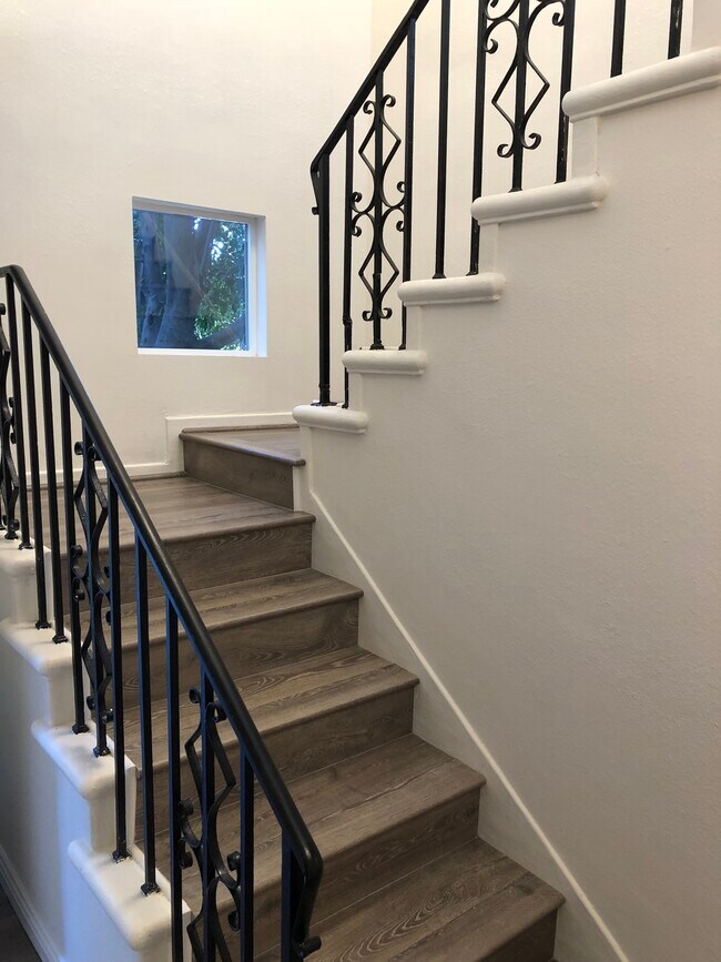 Entry - 3121 Hollycrest Dr