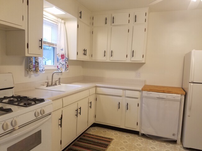 Foto del edificio - 1729 W 25th St