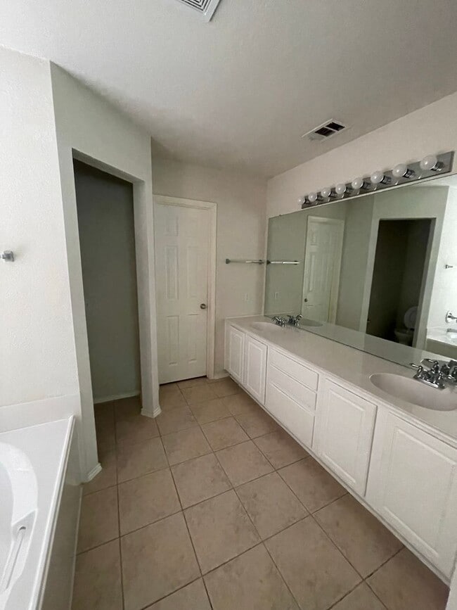 Building Photo - 8532 Orleans Ln