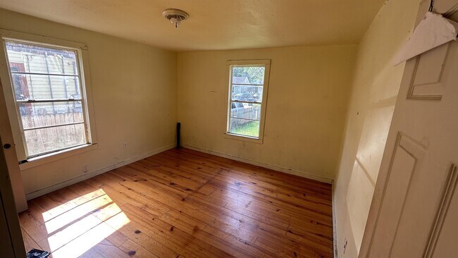 Foto del edificio - 4735 Clayton Dr