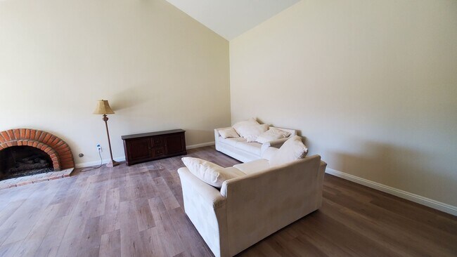 Foto del edificio - Spacious condo 55+ move in ready