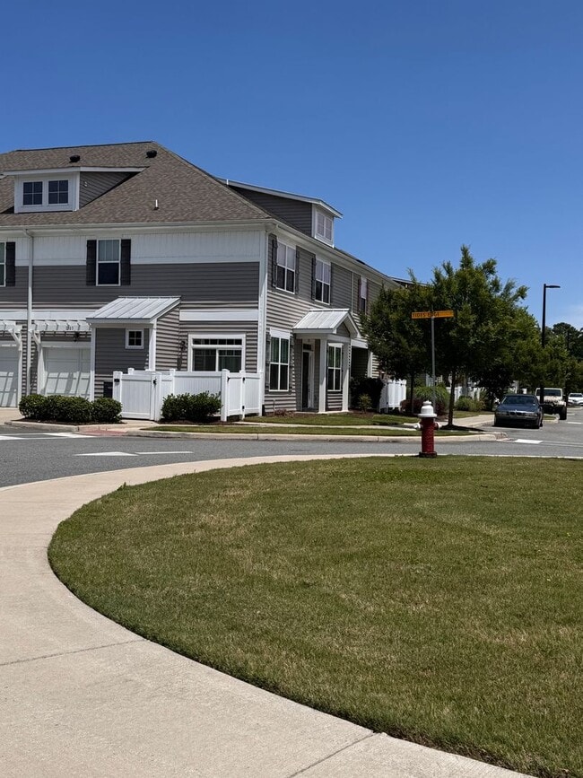 Building Photo - Resort like Living!