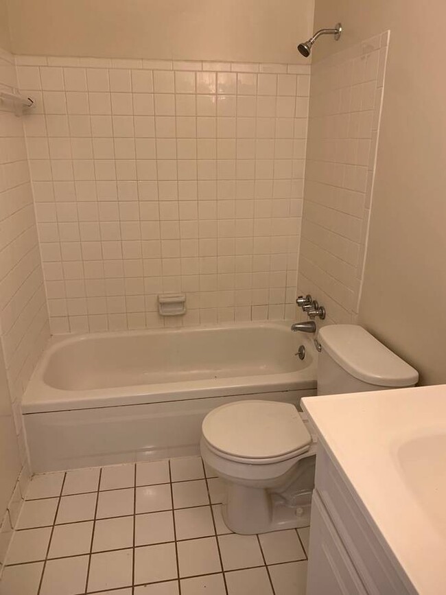 Shiny tile with generous soaking tub - 505 Ludlow Ave