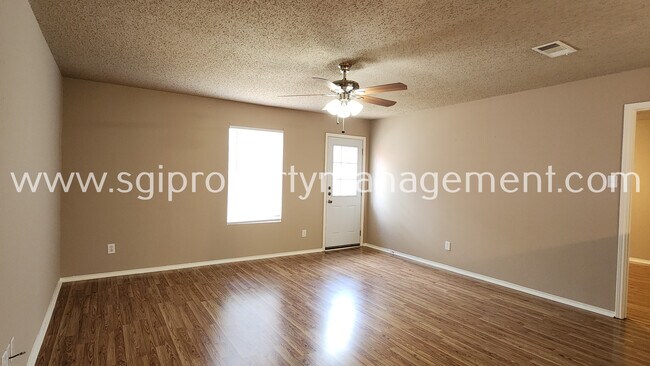 Foto del edificio - 8005 Mosstree Dr