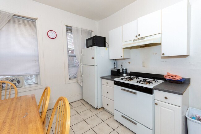 Foto del edificio - Amazing deal on a great BU three bed at Packards Corner
