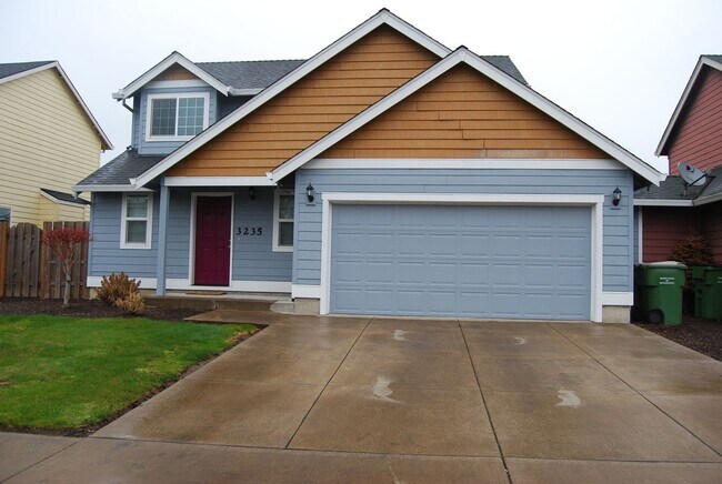 Foto del edificio - Well Maintained 3 Bedroom 2.5 Bath Newberg OR