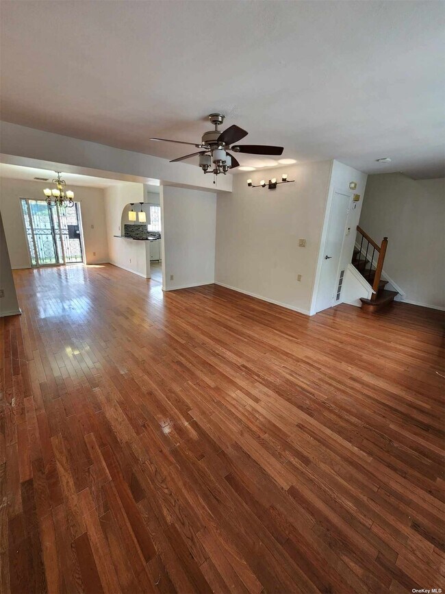 Foto del edificio - 62-62 Grand Central Pkwy