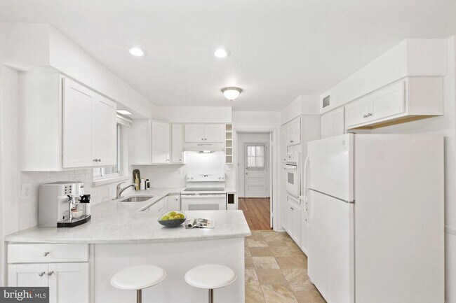 Foto del edificio - 8803 Tuckerman Ln