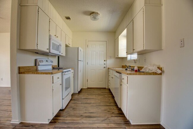 Foto del edificio - AVAILABLE NOW! *MORE PHOTOS COMING SOON*