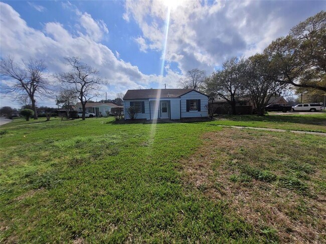 Building Photo - 7308 Oak Hl