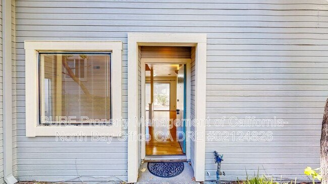 Building Photo - 2713 Lakeview Dr