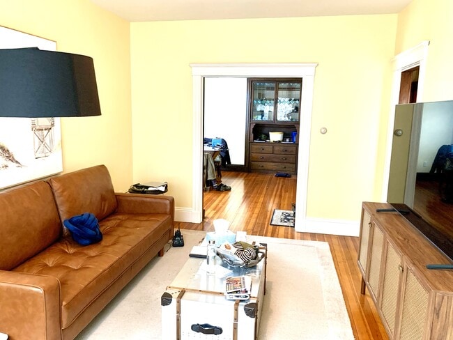 Livingroom to dining room - 36 St Margaret St
