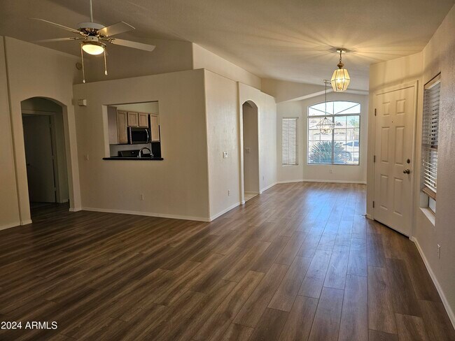 Building Photo - 755 W Baylor Ln