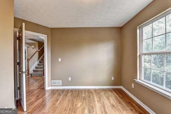 Building Photo - 670 Roxford Ln NE