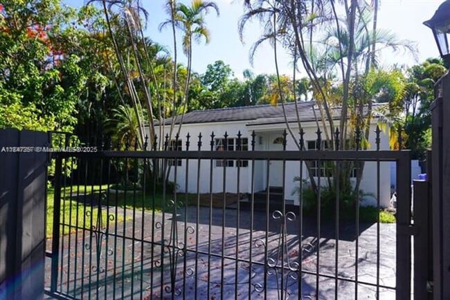 Building Photo - 2450 SW 19th Ave