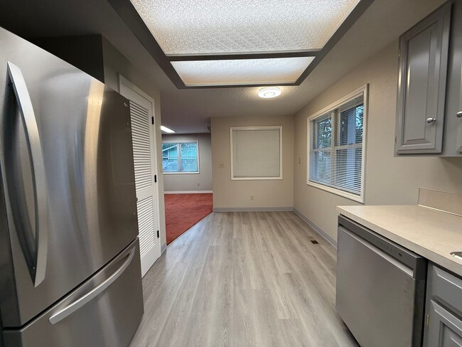Building Photo - Lovely SE 4 bed 2 Bath Duplex in Mil Park ...