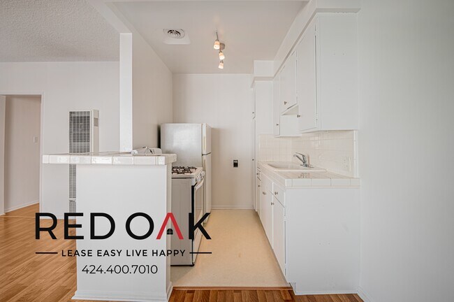 Foto del edificio - ~1 Month FREE~ Sunlit and Welcoming Two Be...