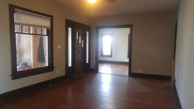 Building Photo - Lovely 2bd/1bth home with attached garage near Columbia Park and Zoo