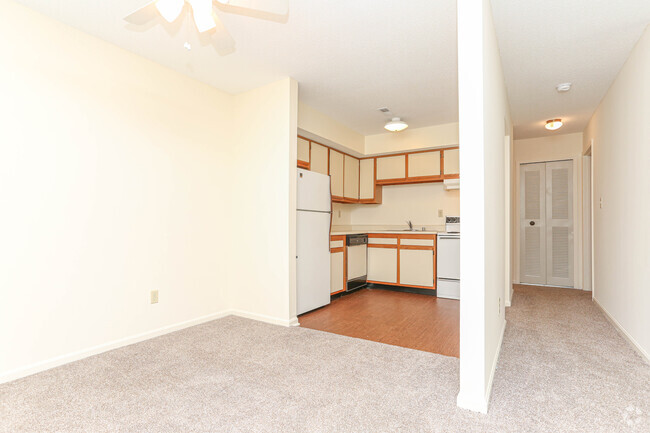 1BR, 1BA - 600 SF - Dining Area & Kitchen - Buckingham Apartments