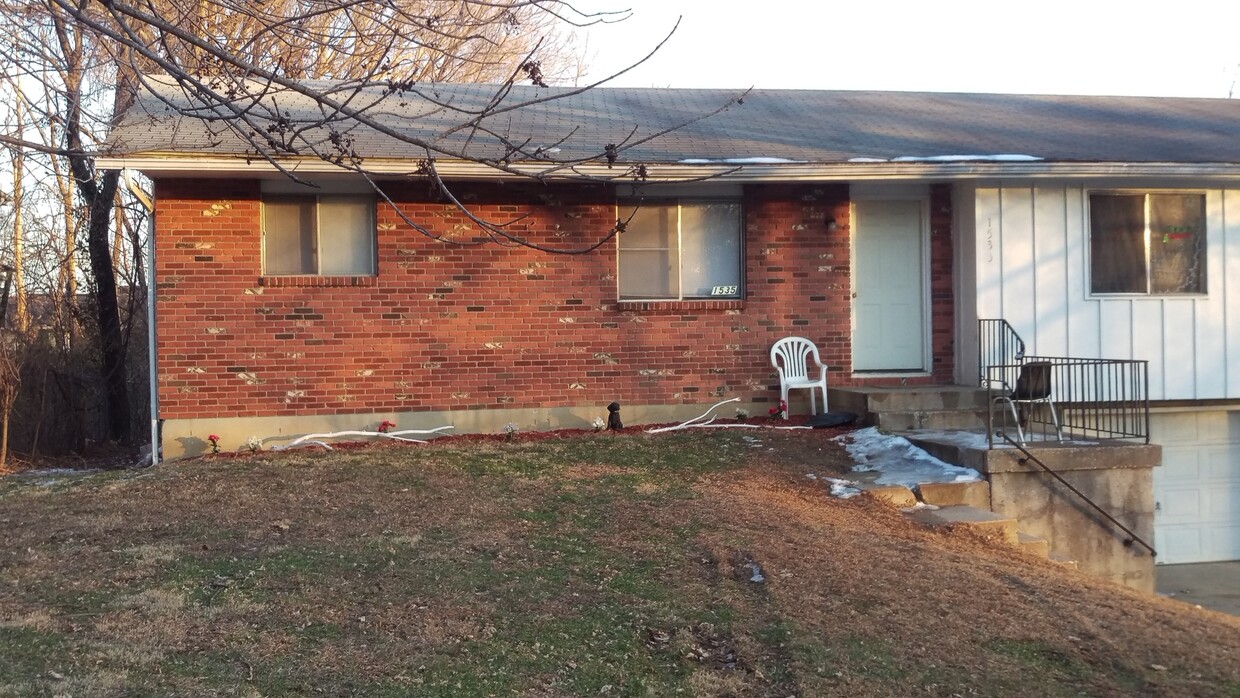 Primary Photo - Beautiful 2 BR 1 BA 1 car garage half dupl...