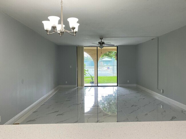 Foto del edificio - 2788 Tennis Club Dr