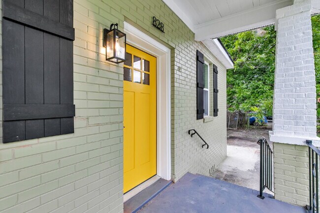 Foto del edificio - Cute all brick ranch on a large corner lot with fenced in yard and 1 car garage