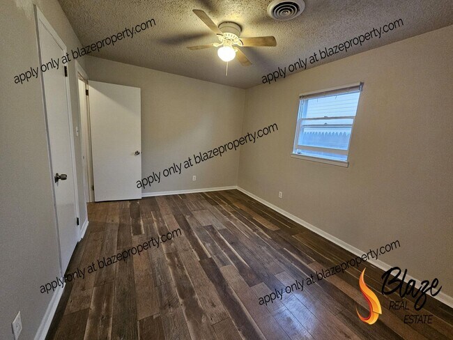 Building Photo - Move in before Thanksgiving and treat your...