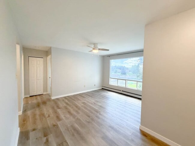 Building Photo - 29 Laren St