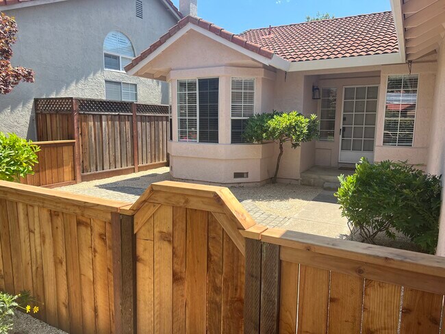 Building Photo - 206 Cayetano Dr