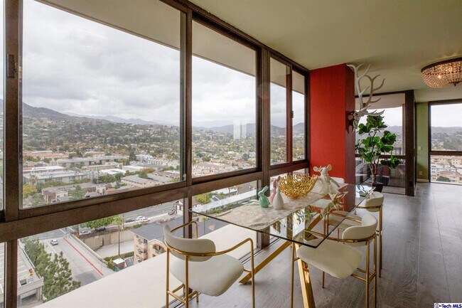 Foto del edificio - 222 Monterey Rd