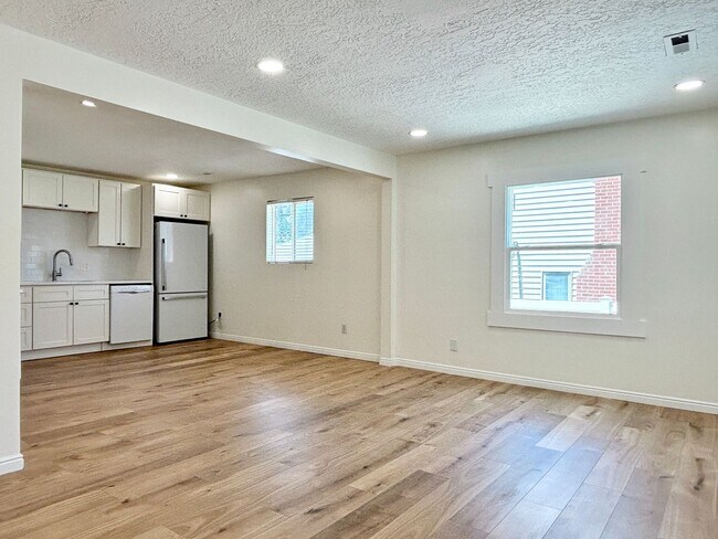 Foto del edificio - 2028 E Sunnyside Ave