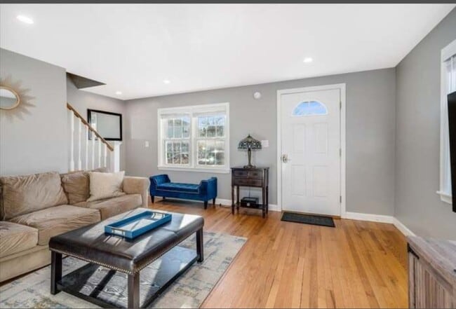 Building Photo - 90 Harold St