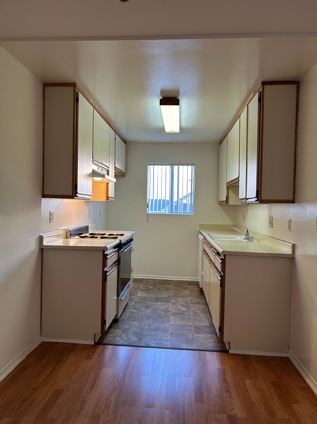 Building Photo - 623 E Tujunga Ave