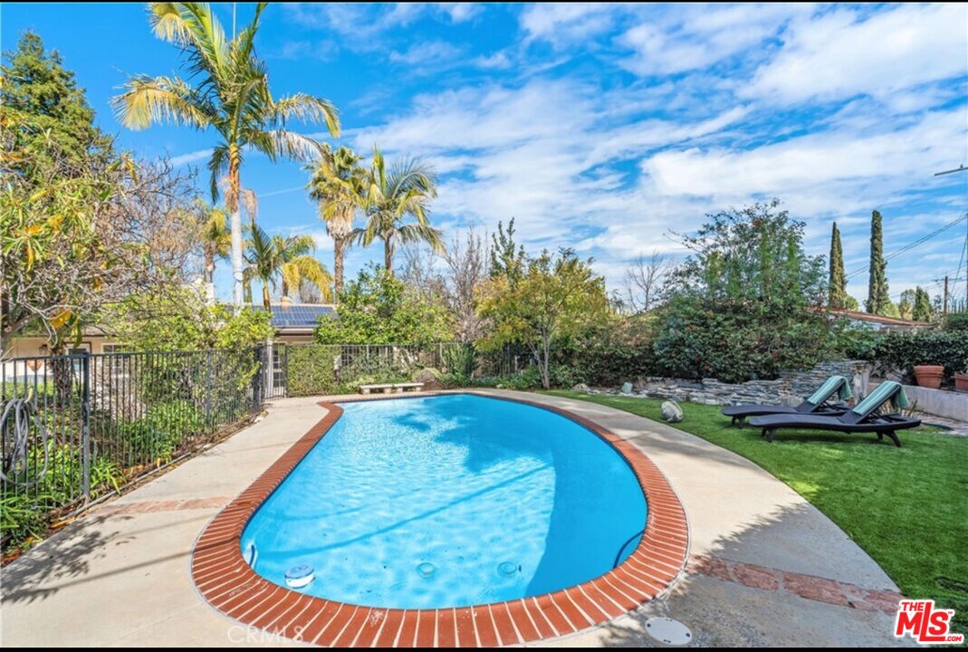 Foto principal - 24316 Burbank Blvd