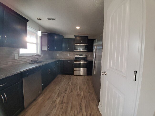 Foto del edificio - 3 Bedroom 2 Full Bath Dog Friendly Home For Rent!