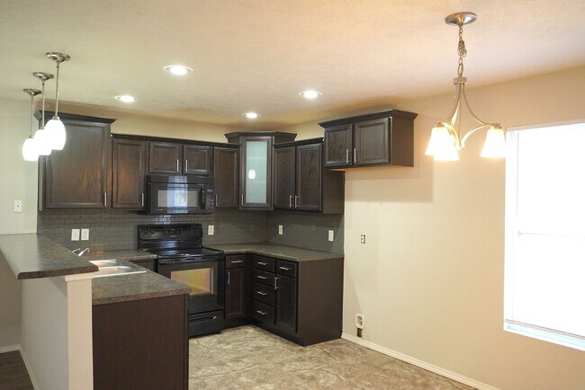 Building Photo - 3 Bedroom Home in a Neighborhood with Amenities