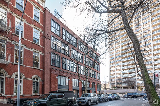 Building Photo - 70 Henry St