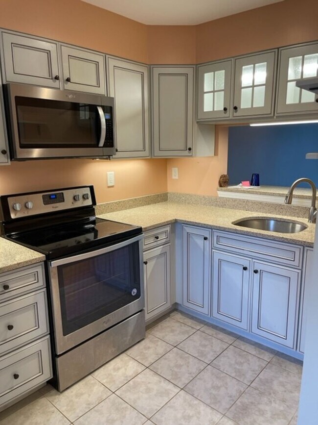 Foto del edificio - Beautiful Two Bedroom Condo