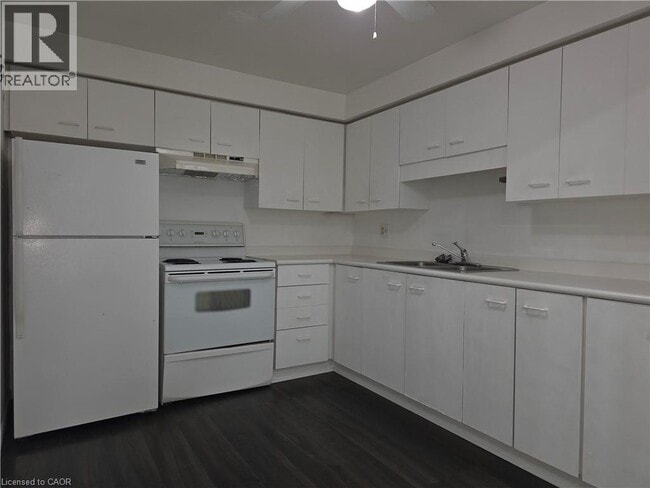 Building Photo - 565 Greenfield Ave