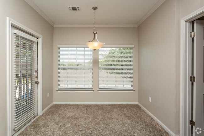 1HAB, 1BA - 843 ft² - Comedor - The Oaks at Bentwater
