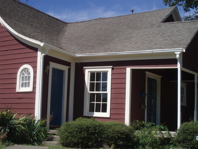Building Photo - 1512 Live Oak St